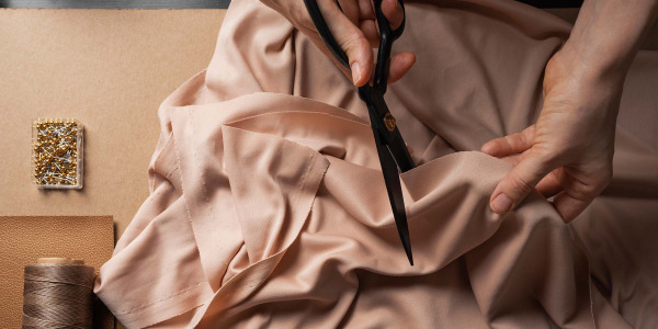Seidennähen für Anfänger: 10 Tricks, damit Ihre Maschine diesen Stoff liebt