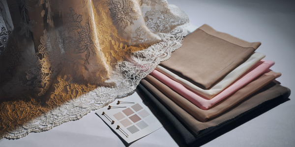 Das perfekte Futter für ein Spitzenkleid: Wie man Farbe und Stoff auswählt